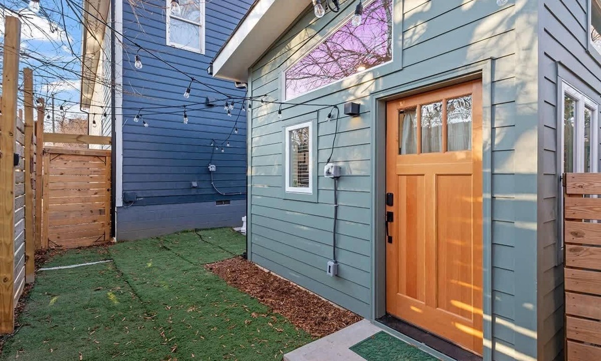 Downtown House | Walk to Downtown from Oakwood Studio
