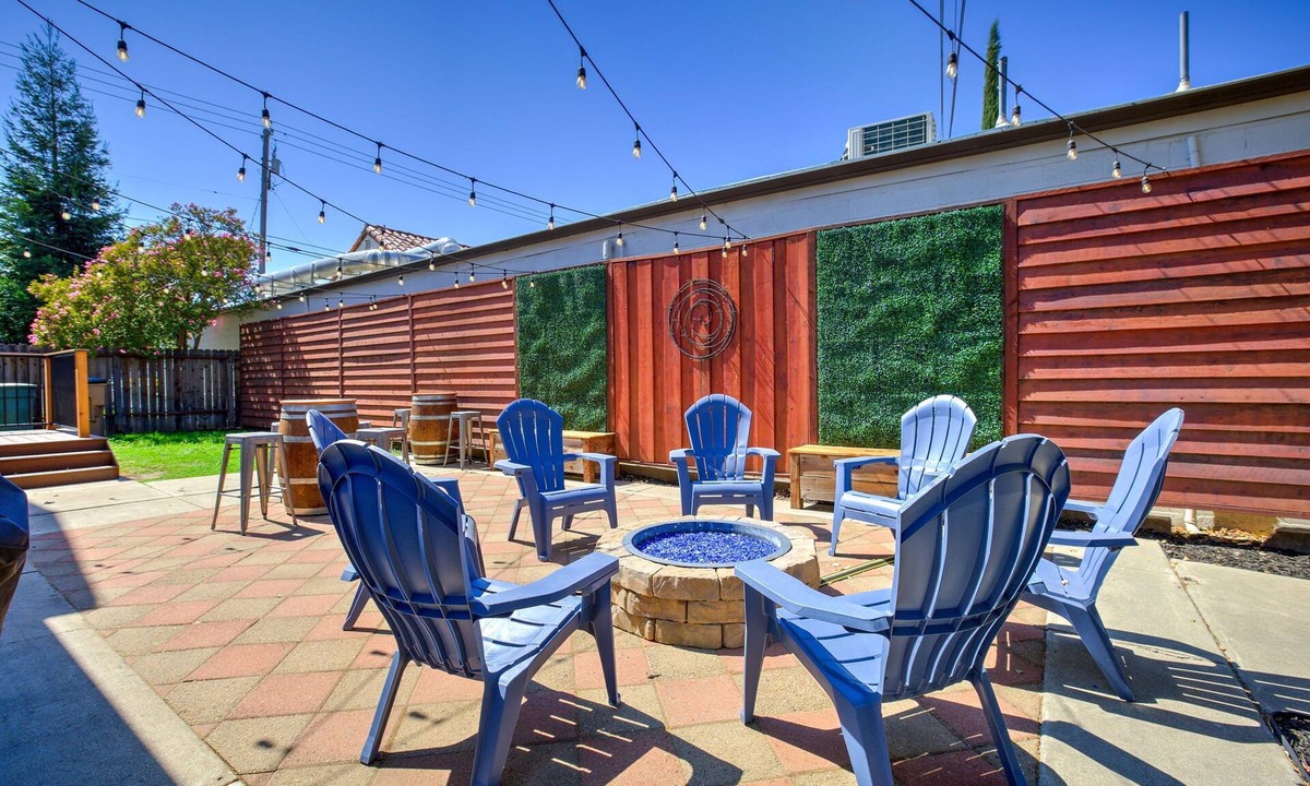 Downtown House | Walk to Downtown Lincoln, Shuffleboard, Fire Pit, Chef’s Kitchen