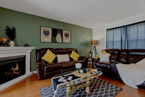 Orangeville House | Walk to Downtown Orangeville with Free Parking & Games