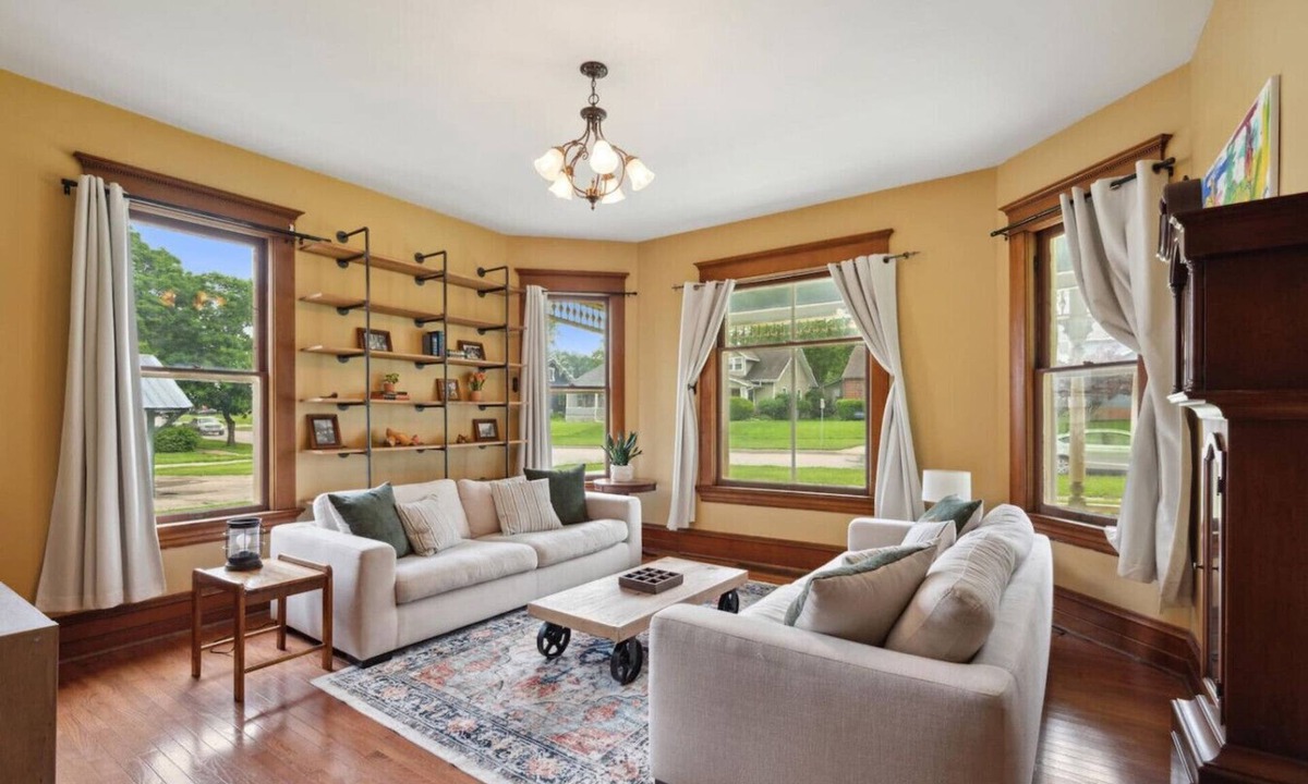 Pella House | Walk to Downtown Pella Spacious Historic Home Perfect for groups