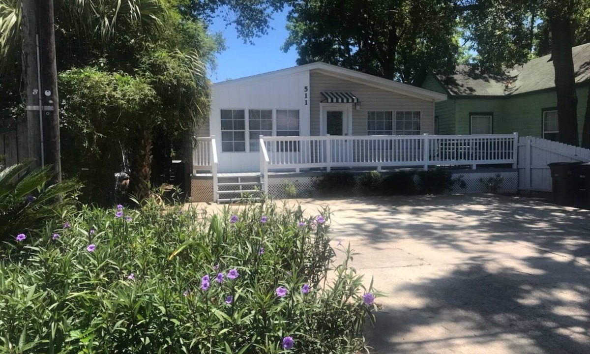 Downtown House | Walk to Downtown Restaurants,Markets,Events. Close to Navy base and Beaches.