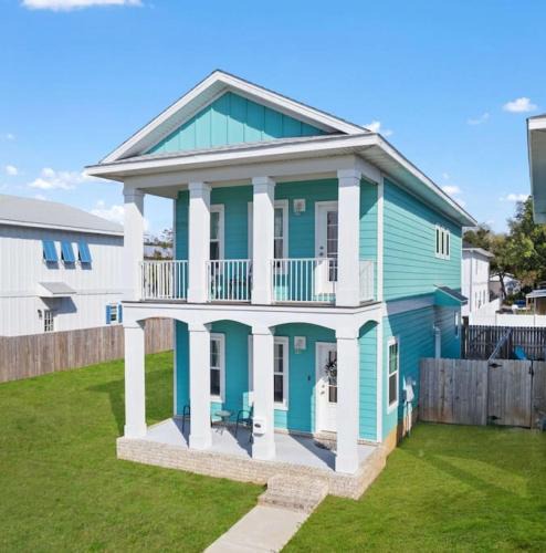 Downtown House | Walk to downtown seafood market Bay views