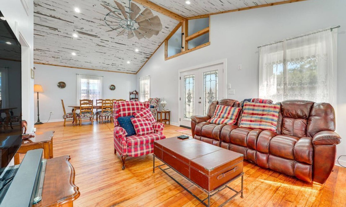 Lockhart House | Walk to Downtown Shops Home w Fenced Yard