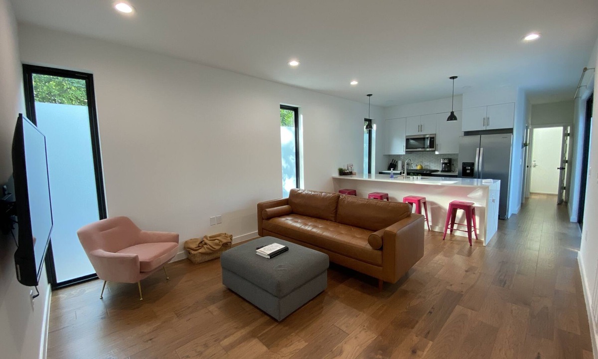 Holly House | Walk to East Austin restaurants + pets welcome