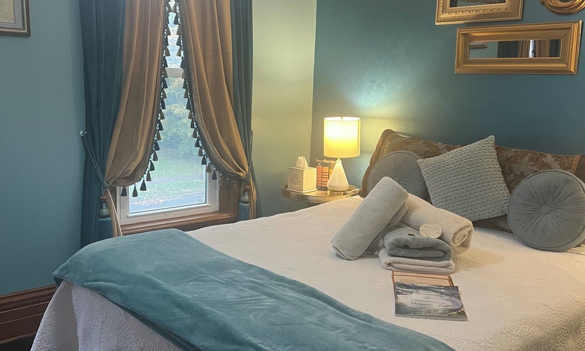 Downtown Niagara Falls Bed & Breakfast | Walk to Everything -Blue Room