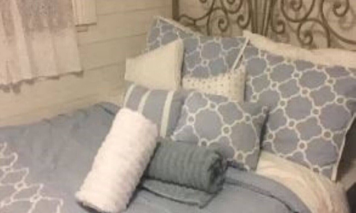 Downtown Niagara Falls Bed & Breakfast | Walk to Everything - Servant Room