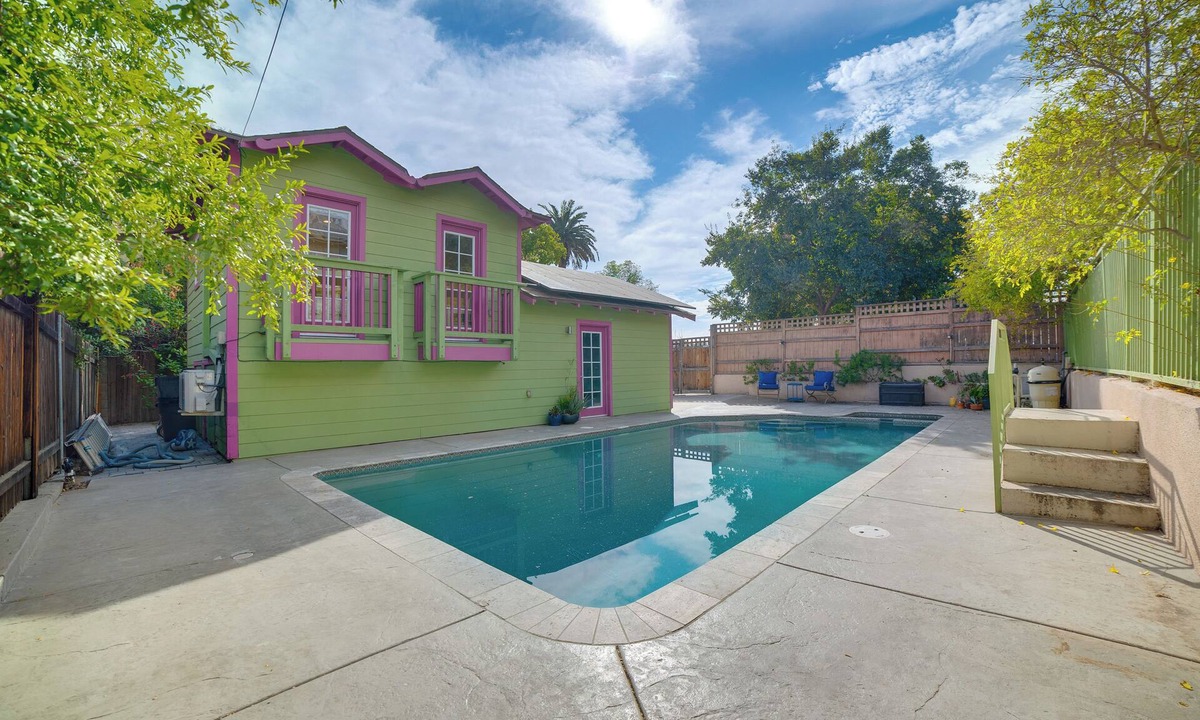 Downtown Riverside Apartment | Walk to Festival of Lights: Cozy Couple's Retreat