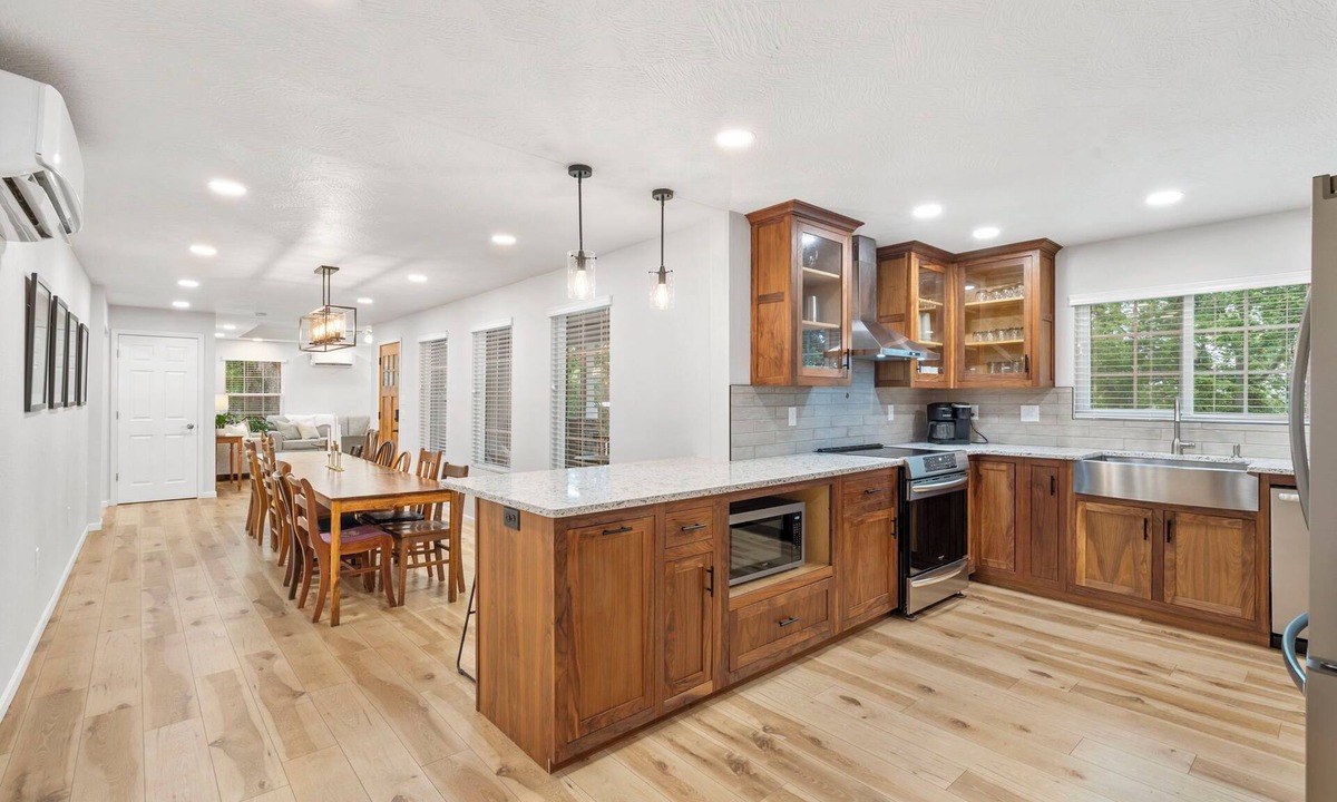Ozark House | Walk to Finley Farms and Ozark Square - 6 Bedrooms