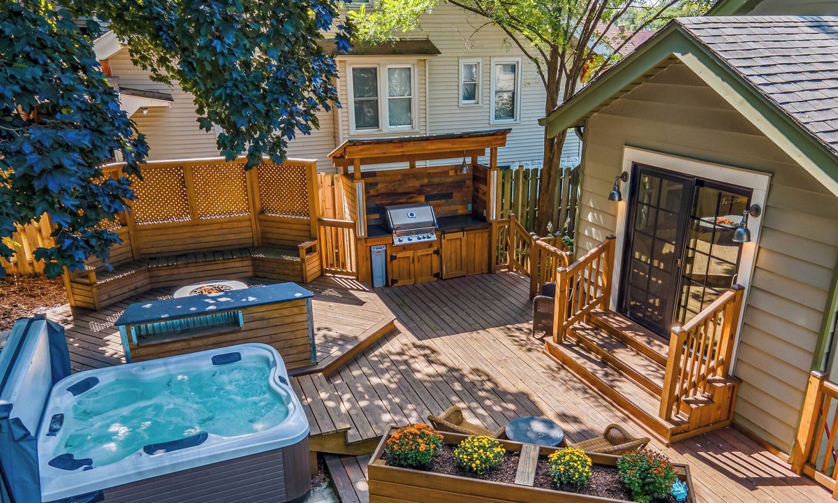 Fox River Grove House | Walk to Fox River Grove Train Station + Hot Tub!