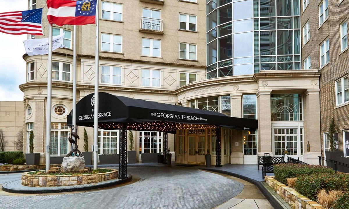 Midtown Hotel | Walk to Fox Theatre | Full Kitchen + Laundry