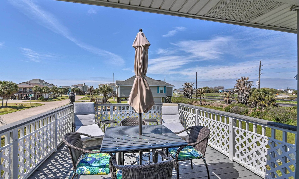 Pirates Beach House | Walk to Galveston Beach: Coastal Escape w/Yard