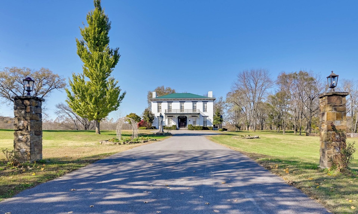 Falls of Rough House | Walk to Golf Course: Spacious Rough River Retreat!