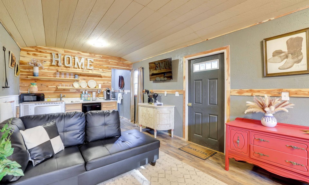 Grove Apartment | Walk to Grand Lake: Pet-Friendly Grove Getaway!