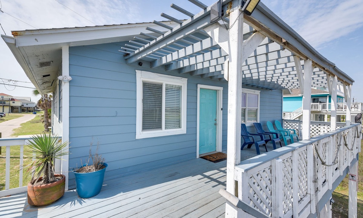 Surfside Beach House | Walk to Gulf: Surfside Beach Home w/Deck