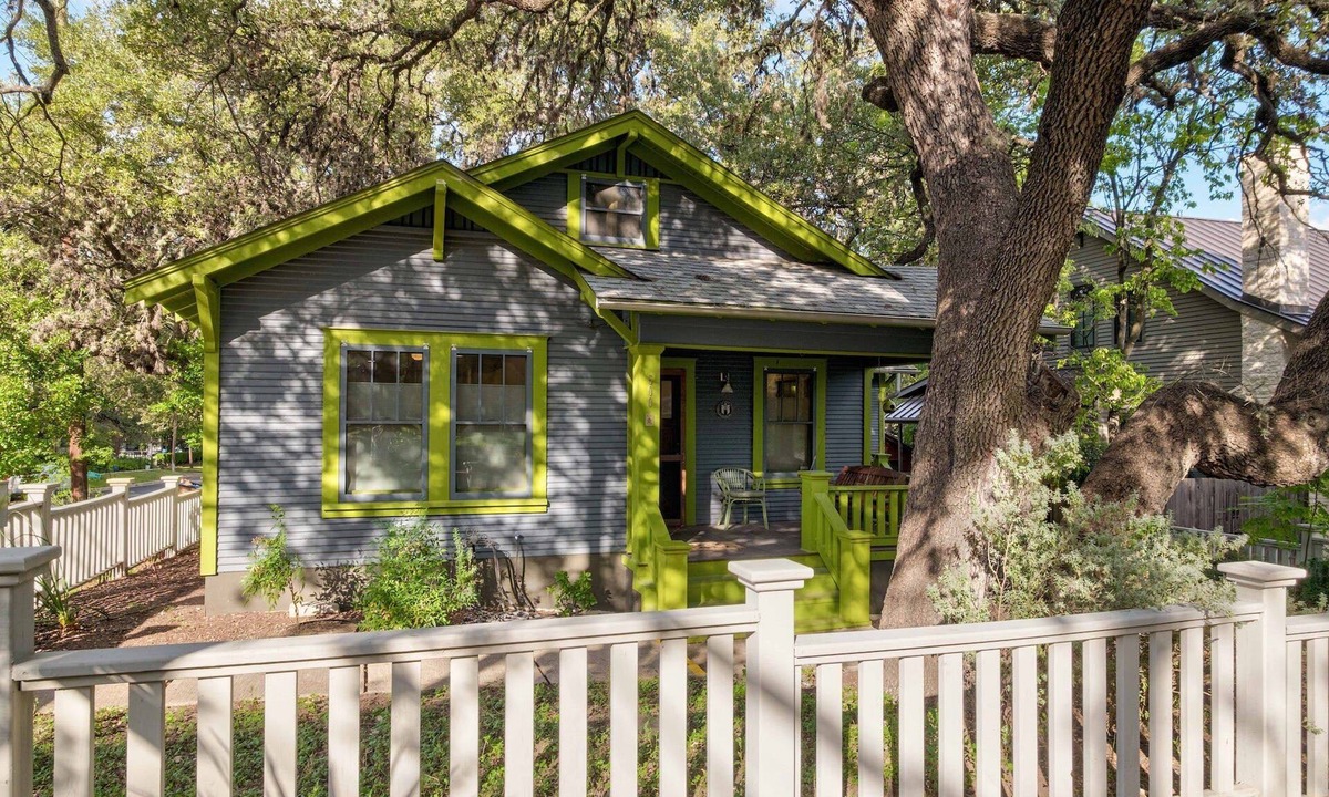 Travis Heights House | * Walk to it all ~ Adorable Historic Bungalow *