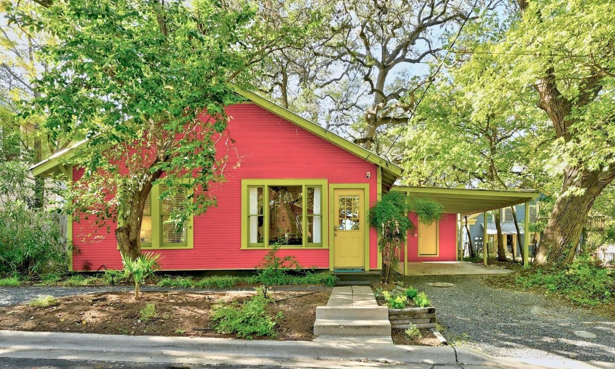 South Congress House | Walk to it all! ~ Historic Bungalow with Fenced Yard ~ Fast Wifi