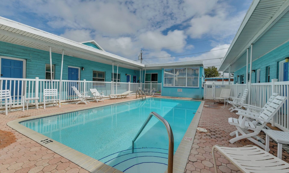 Madeira Beach Condo | Walk to John's Pass: Studio w/Pool Access!