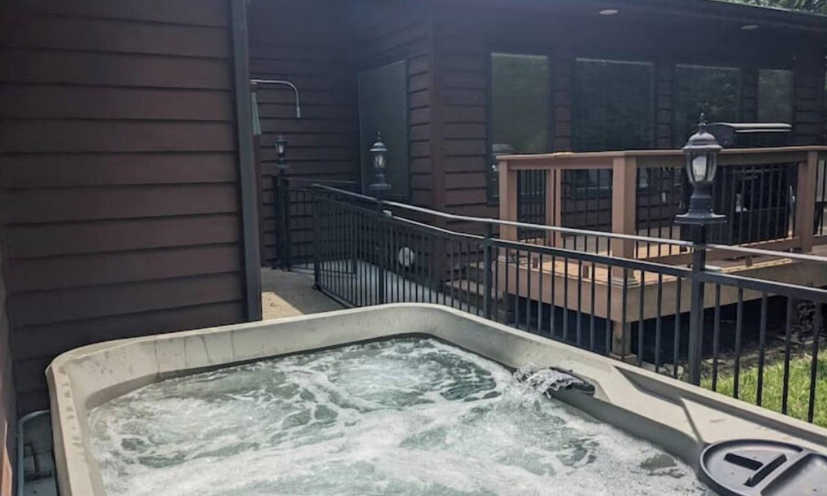 Manhattan House | Walk to K-State, Sleeps 12, Pool Table, Hot Tub, 28-60 nights stays are welcome!