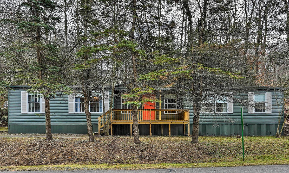 Greentown House | Walk to Lake! All-Season Retreat in Poconos Mtns