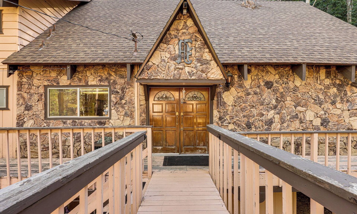 Cedar Glen House | Walk to Lake Arrowhead! All-Season Alpine Escape