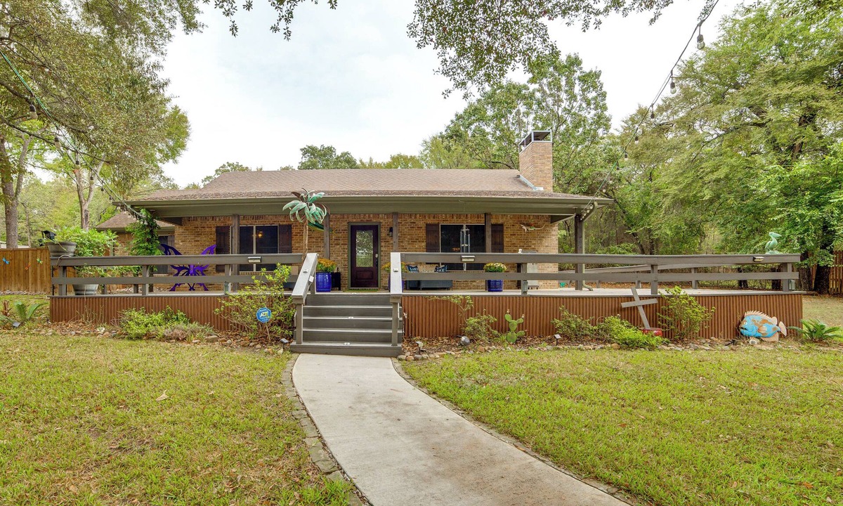 Athens House | Walk to Lake Athens! Updated Home w/Large Deck