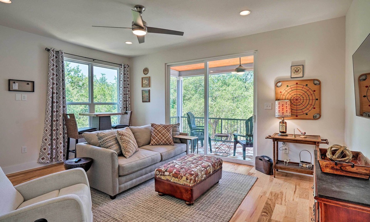 Lakeland Park House | Walk to Lake Austin: Spacious Getaway w/Patio