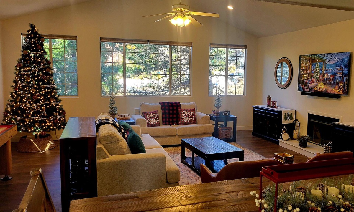 Crestline House | Walk to lake | BBQ Grill | Fire pit| Shuffleboard