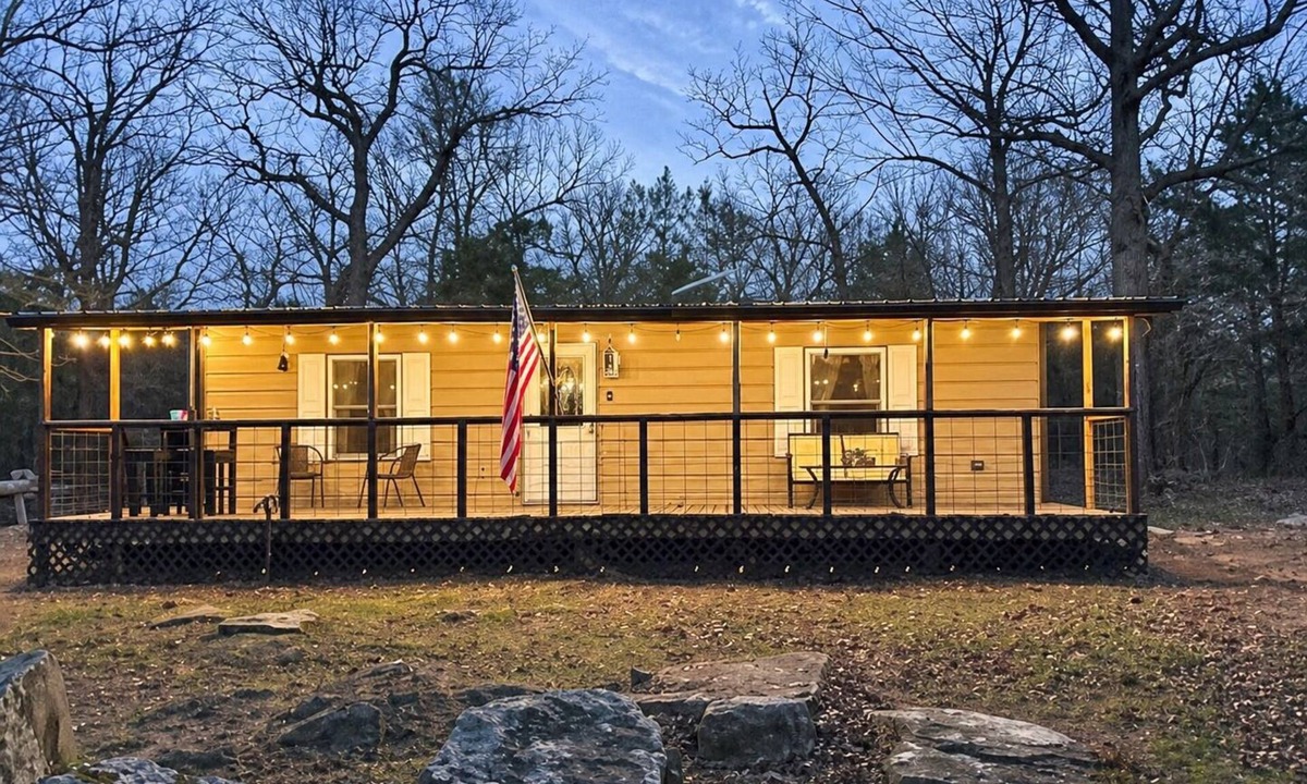 Canadian Cabin | Walk to Lake 🔥Fire Pit Pets Welcome 🐾. + golf ⛳️