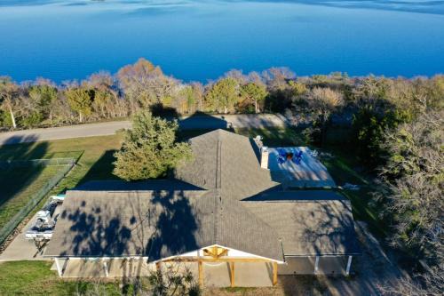 Clifton House | Walk to Lake Whitney Fire Pit BBQ Grill King Bed