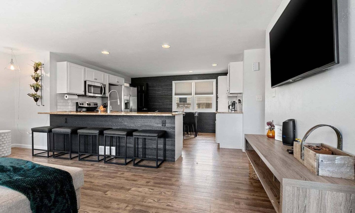 Ashwaubenon House | Walk-to-Lambeau Tailgate House