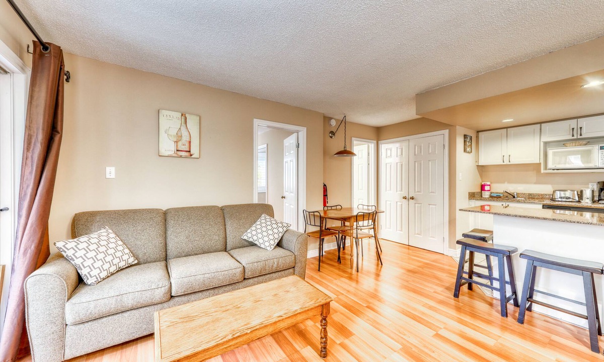 Craigleith Condo | Walk to lift/shuttle Cozy condo w/shared pool, tennis - dogs OK
