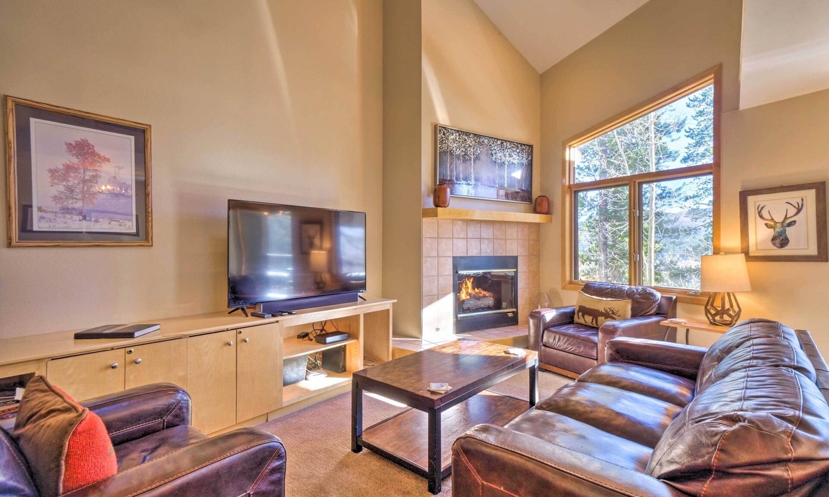 Four O'Clock House | Walk to Lifts! Chimney Ridge Townhome w/Hot Tub