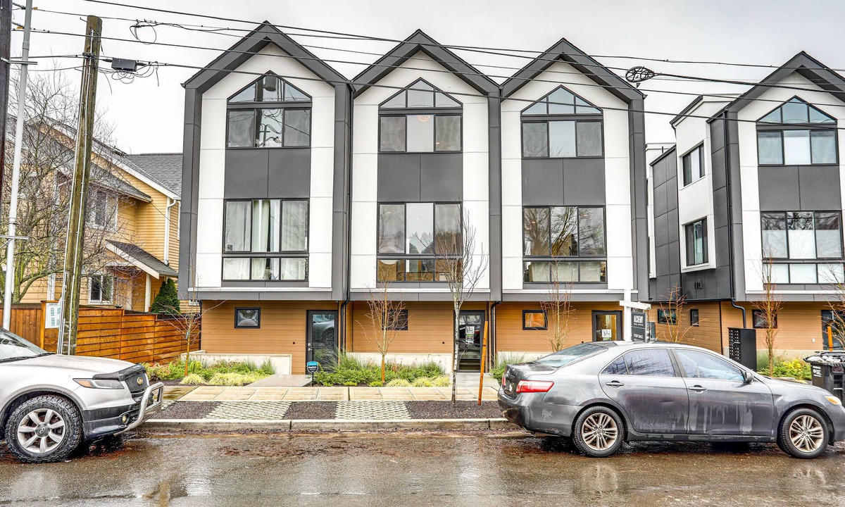 Brighton House | Walk to Light Rail! Modern Seattle Townhome