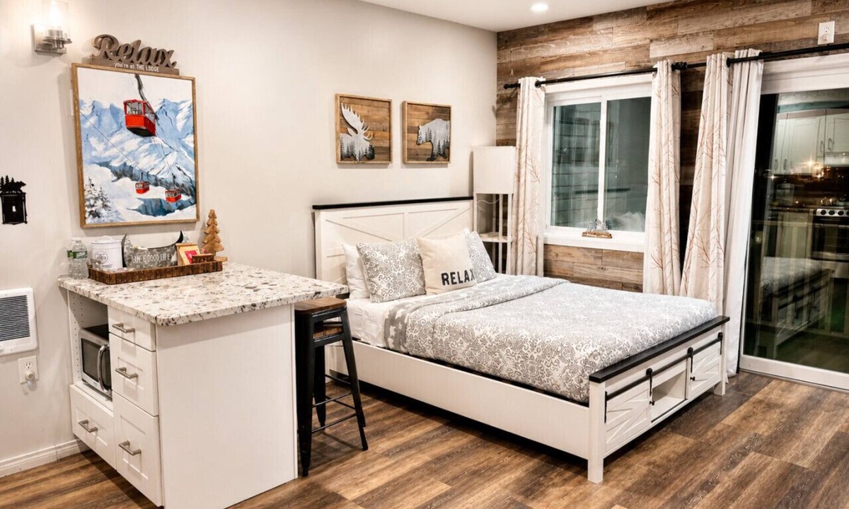 Lincoln Condo | Walk to Loon! Most Reviewed Studio Pool, Hot Tub & Granite Kitchen