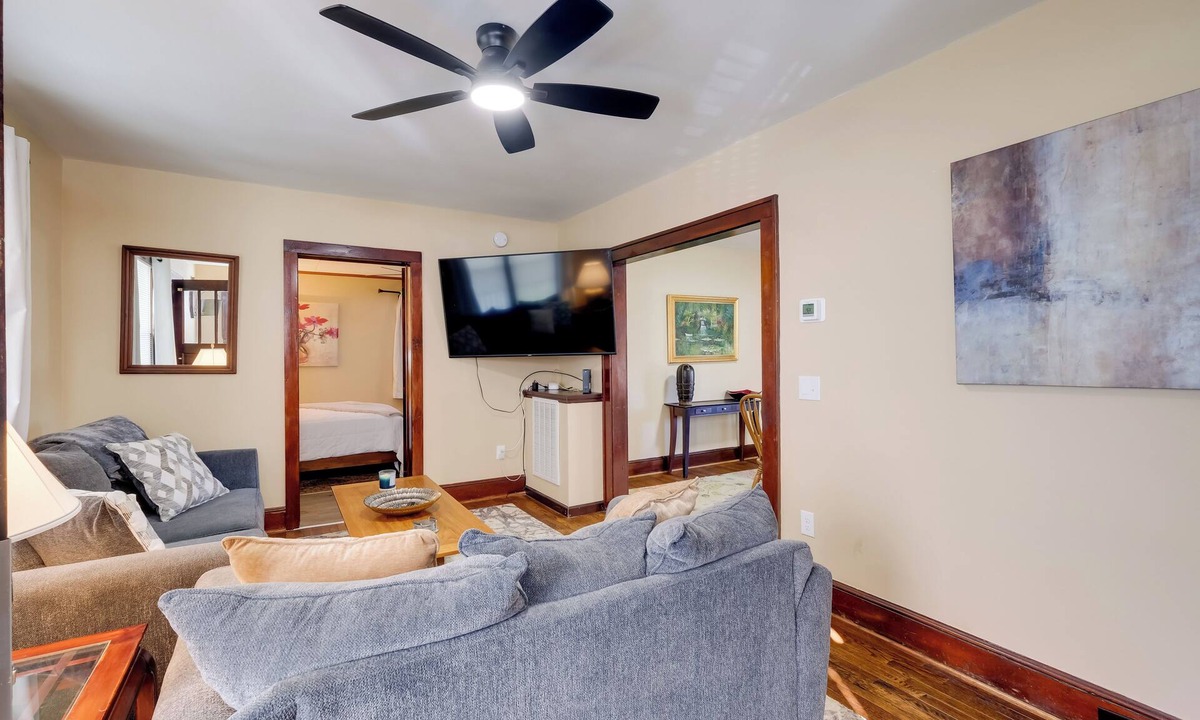 Radford House | Walk to Main St & Campus! Dtwn Radford Home