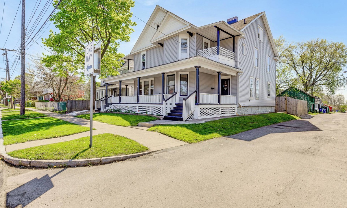 Niagara Falls House | Walk to Niagara Falls! Family Home w/Yard