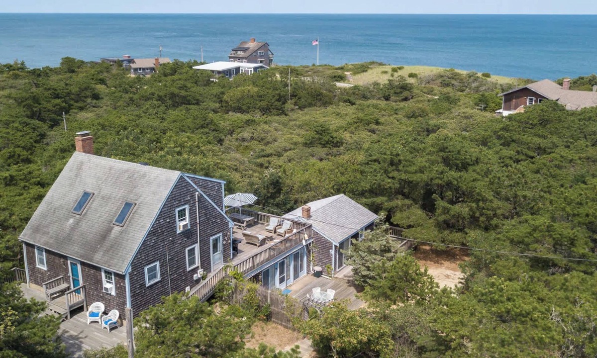 South Wellfleet House | Walk to Oceanside Beach!
