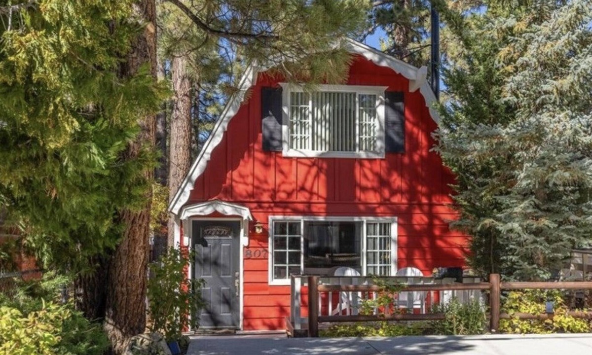 Big Bear City Cabin | Walk to Oktoberfest! Cute, Clean Cabin w/AC