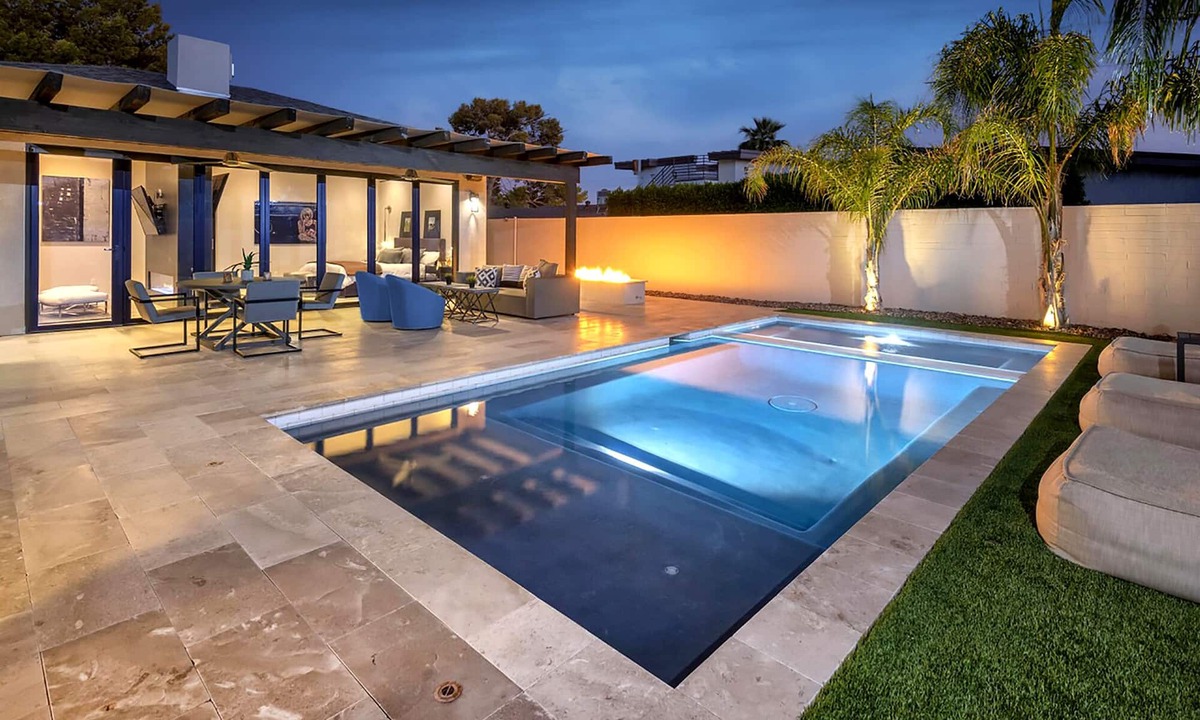 Arcadia House | Walk to Old Town ✴ 2 Masters ✴ Heated Pool & Spa