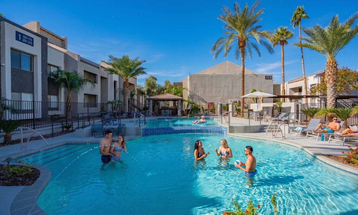 Cox Heights Apartment | Walk to Old Town: Gym, Pool, W/D, Pkg & Balcony