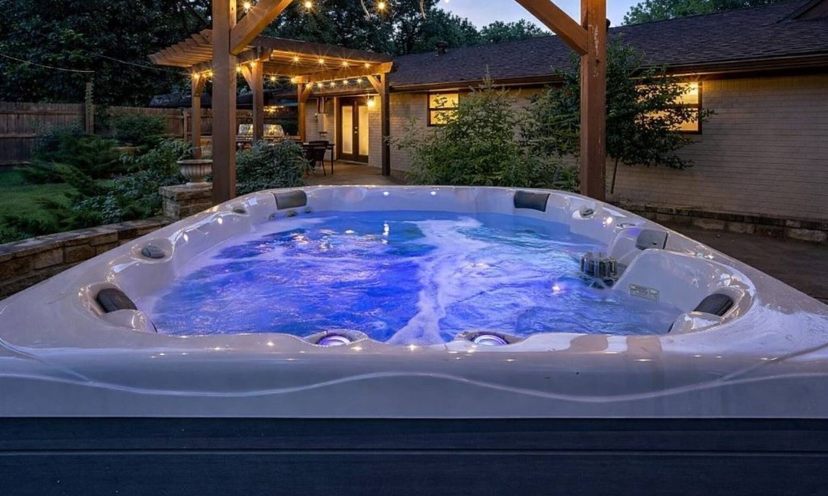 Norman House | Walk to OU Stadium Hot Tub Backyard Retreat Sleeps 8
