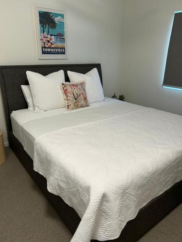 South Townsville Bed & Breakfast | Walk to Palmer B&B - U21