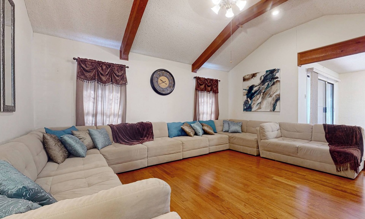 Bonanza House | Walk to Park! Family-Friendly Laredo Home w/Yard