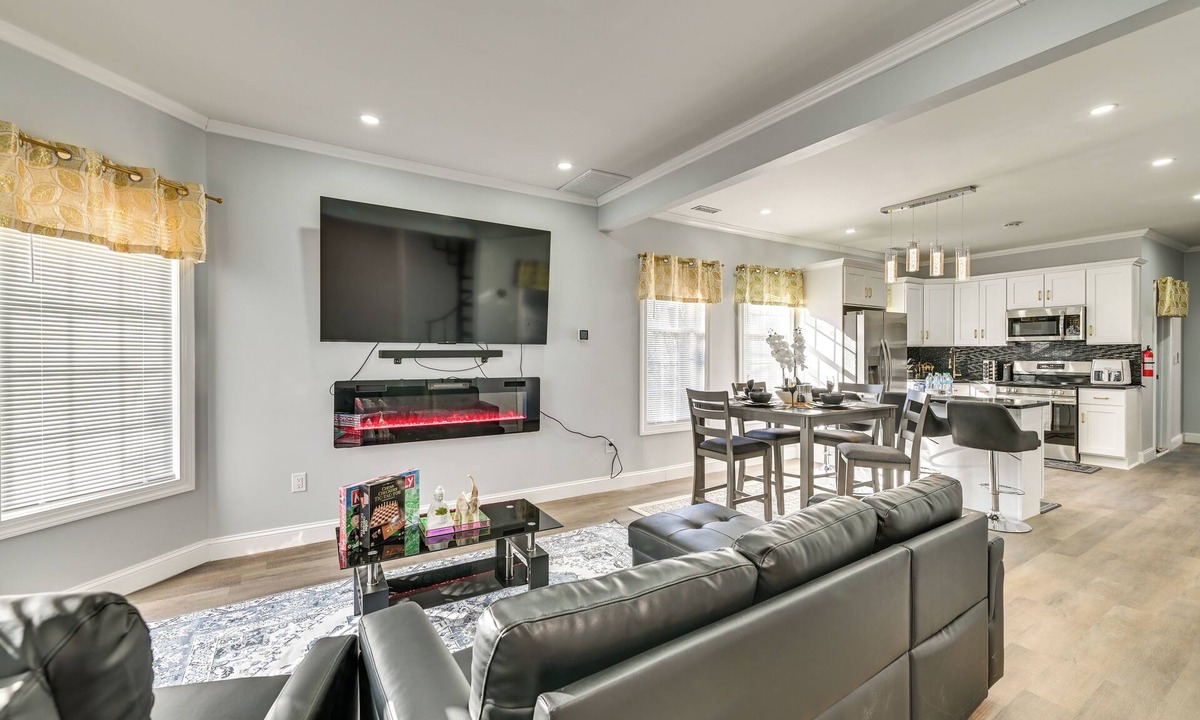 Schenectady Apartment | Walk to Park: Modern Apt 2 Mi to Union College!
