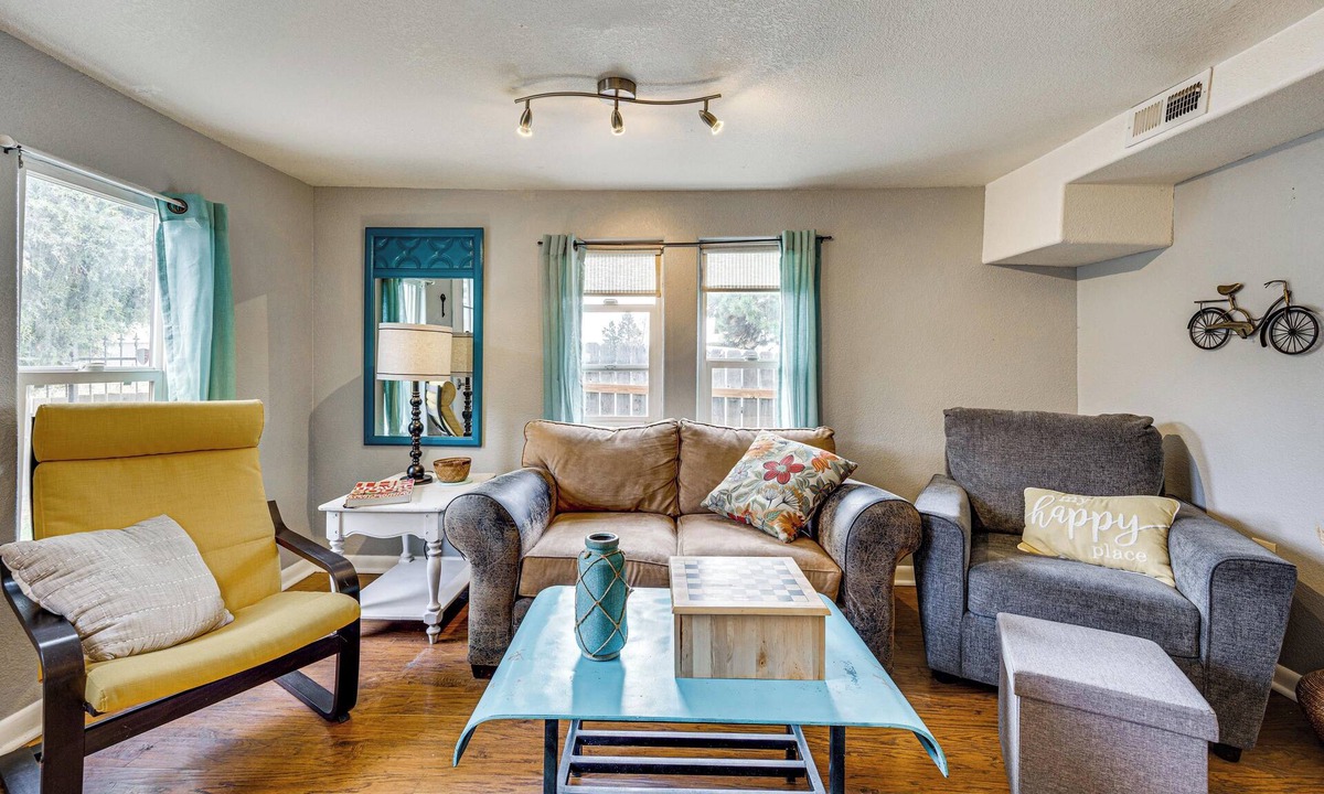 Palmer Lake Cottage | Walk to Park, Trails & Pub! Palmer Lake Cottage