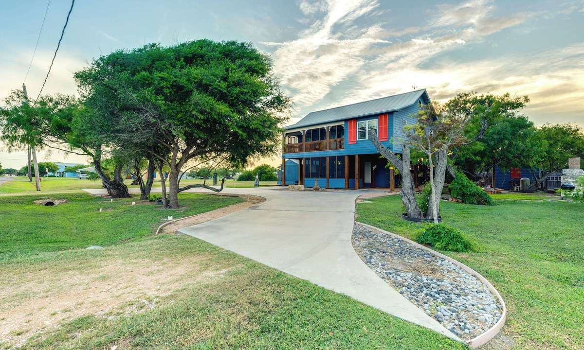 Bayside Cottage | Walk to Pier: Bayside Getaway w/Screened Balcony