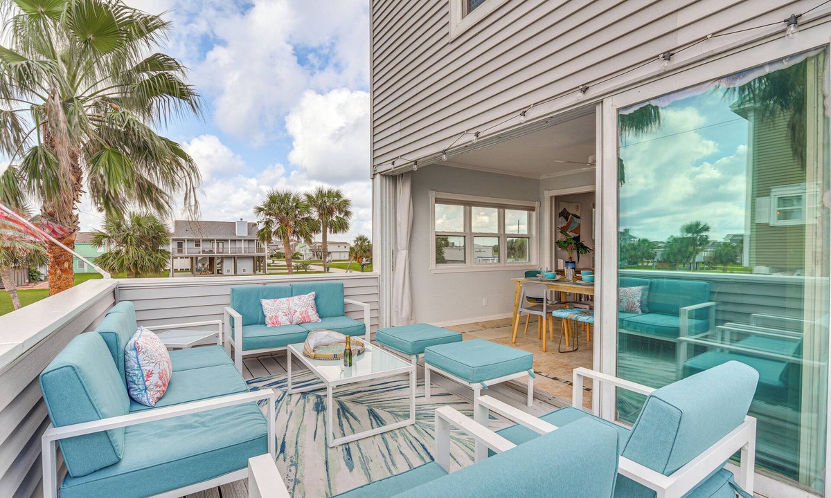 Pirates Beach House | Walk to Pirates Beach: Galveston Gem w/Balcony