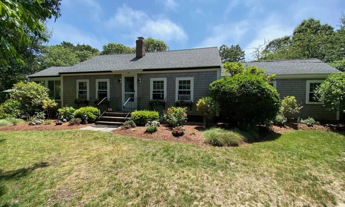 South Chatham Cottage | Walk to Pleasant St Beach!