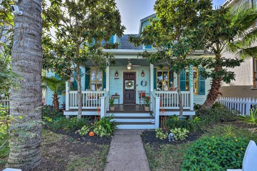 San Jacinto House | Walk to Poretto Beach Tropical Oasis in Galveston