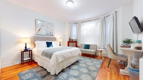 Coolidge Corner South Side Apartment | Walk to Restaurants, Shopping, near BU and Hosp